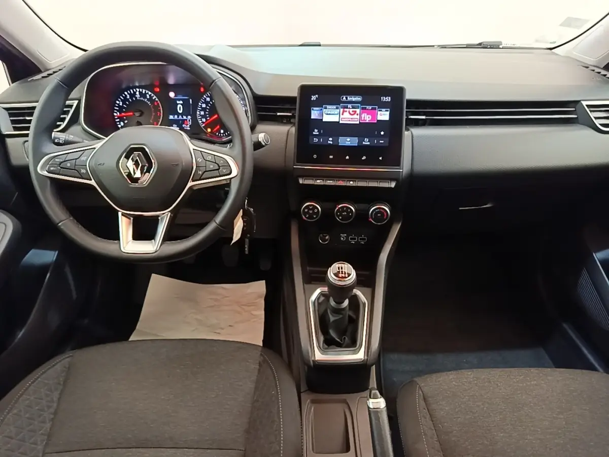Vue intérieure avant de la Renault Clio Business TCe 100 2021, tableau de bord avec écran tactile et volant multifonctions cuir.