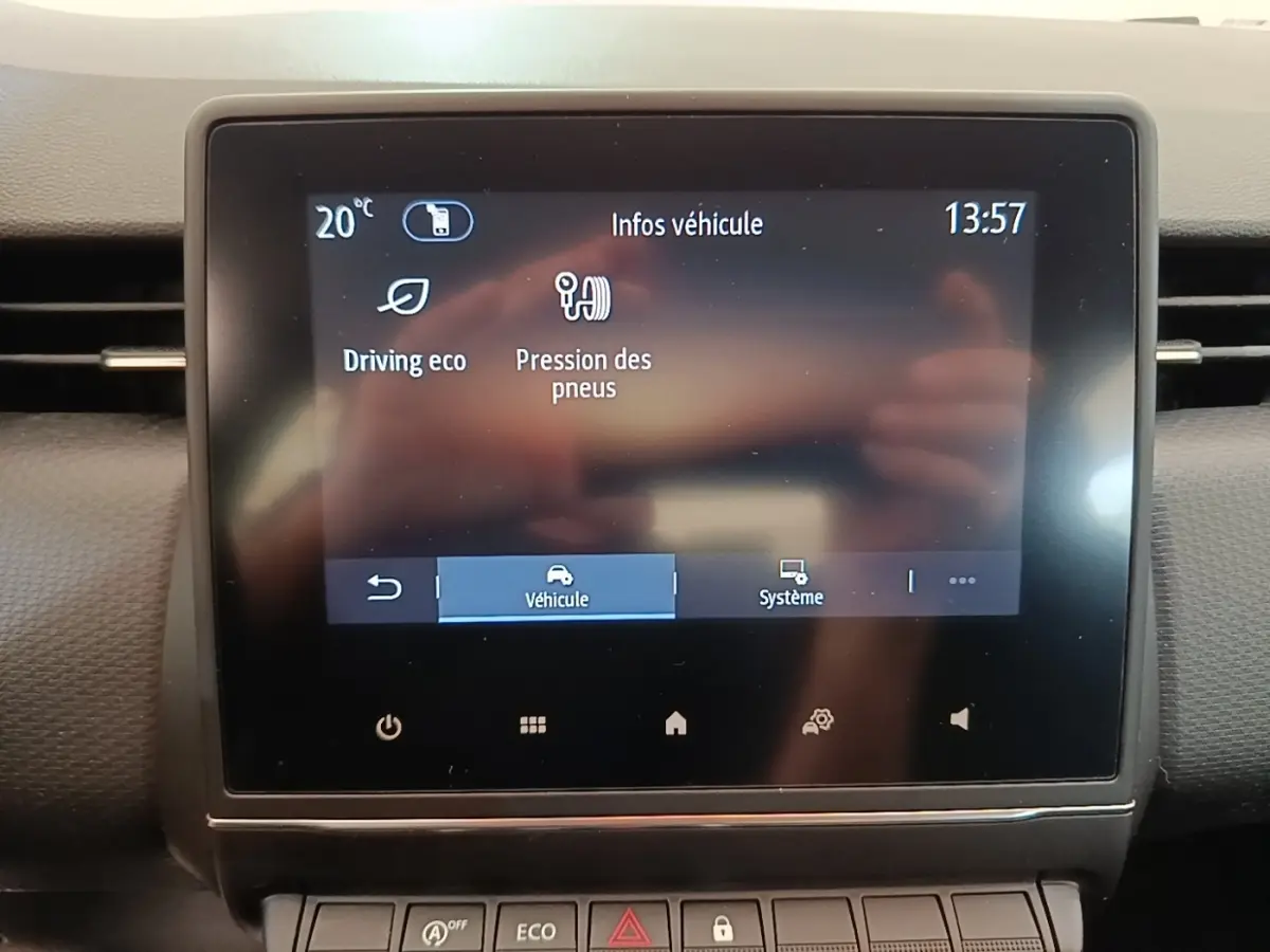 Écran tactile central de la Renault Clio Business TCe 100 gris foncé affichant les infos véhicule à 13h57.