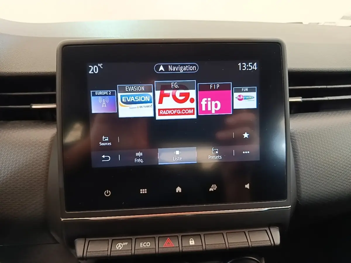 Écran tactile central de navigation de la Renault Clio Business TCe 100, vue frontale du tableau de bord.