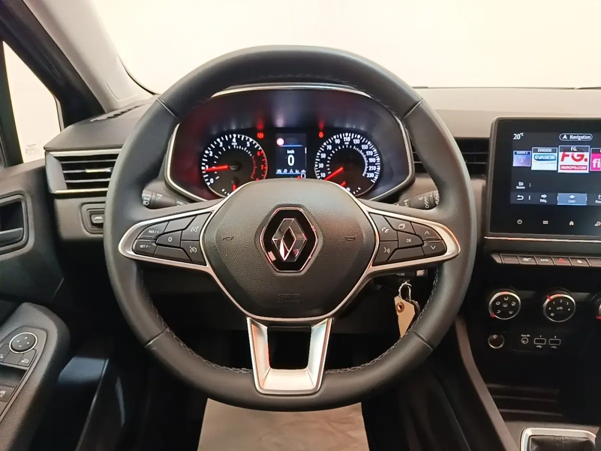 Vue rapprochée du volant cuir noir et du tableau de bord avec écran tactile de la Renault Clio Business TCe 100 2021.