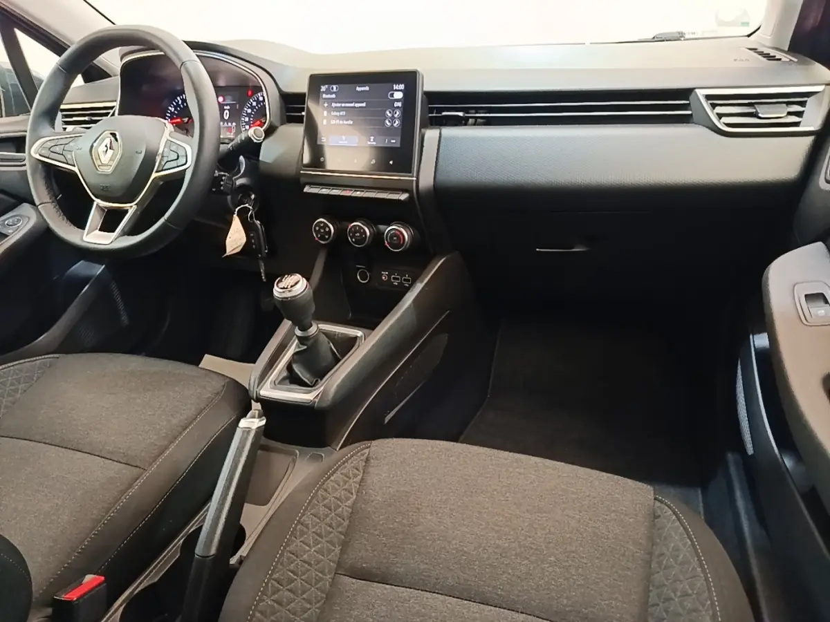Intérieur de la Renault Clio Business TCe 100 2021, vue avant côté conducteur, tableau de bord noir avec écran tactile central.