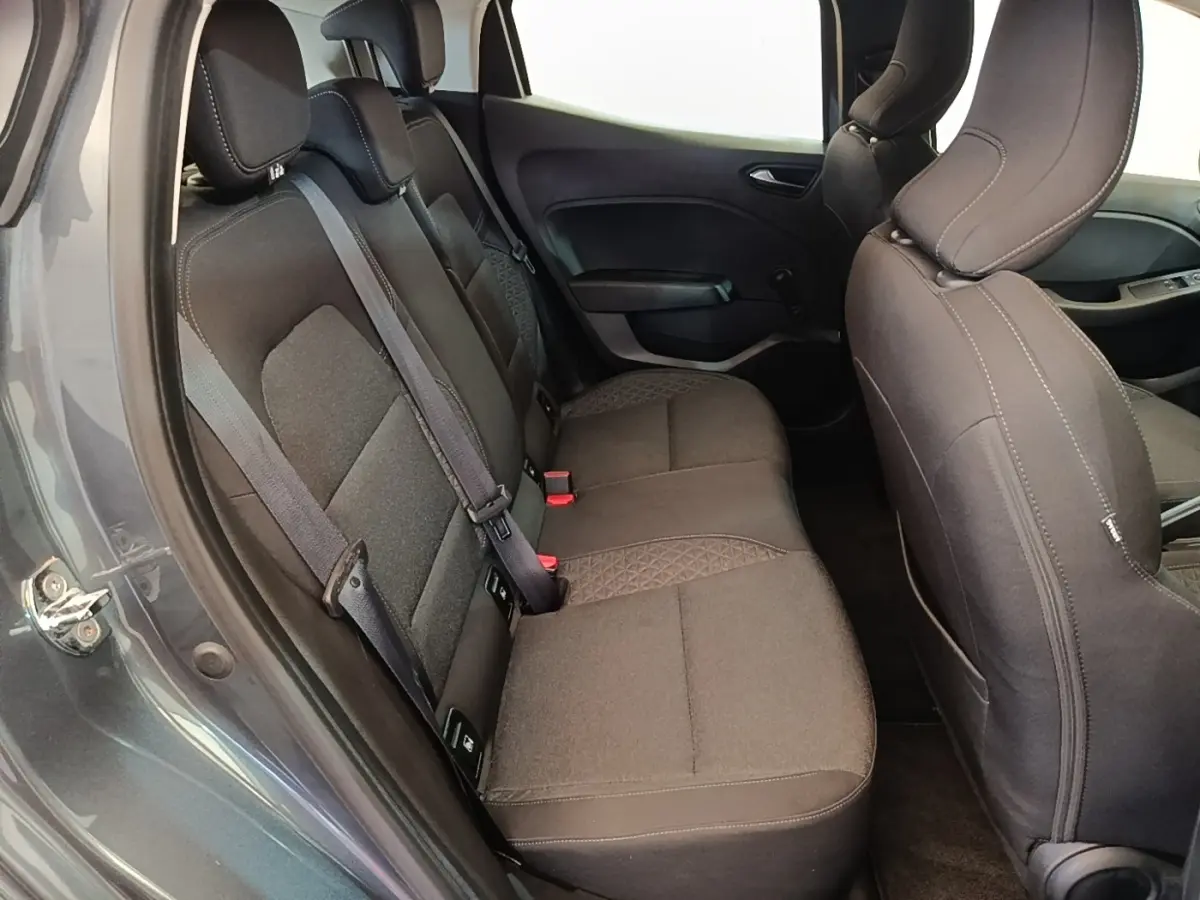 Vue intérieure côté gauche montrant la banquette arrière gris foncé de la Renault Clio Business TCe 100 2021.