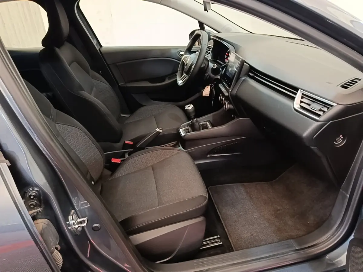 Vue intérieure côté droit de la Renault Clio Business TCe 100 gris foncé, montrant sièges et tableau de bord moderne.