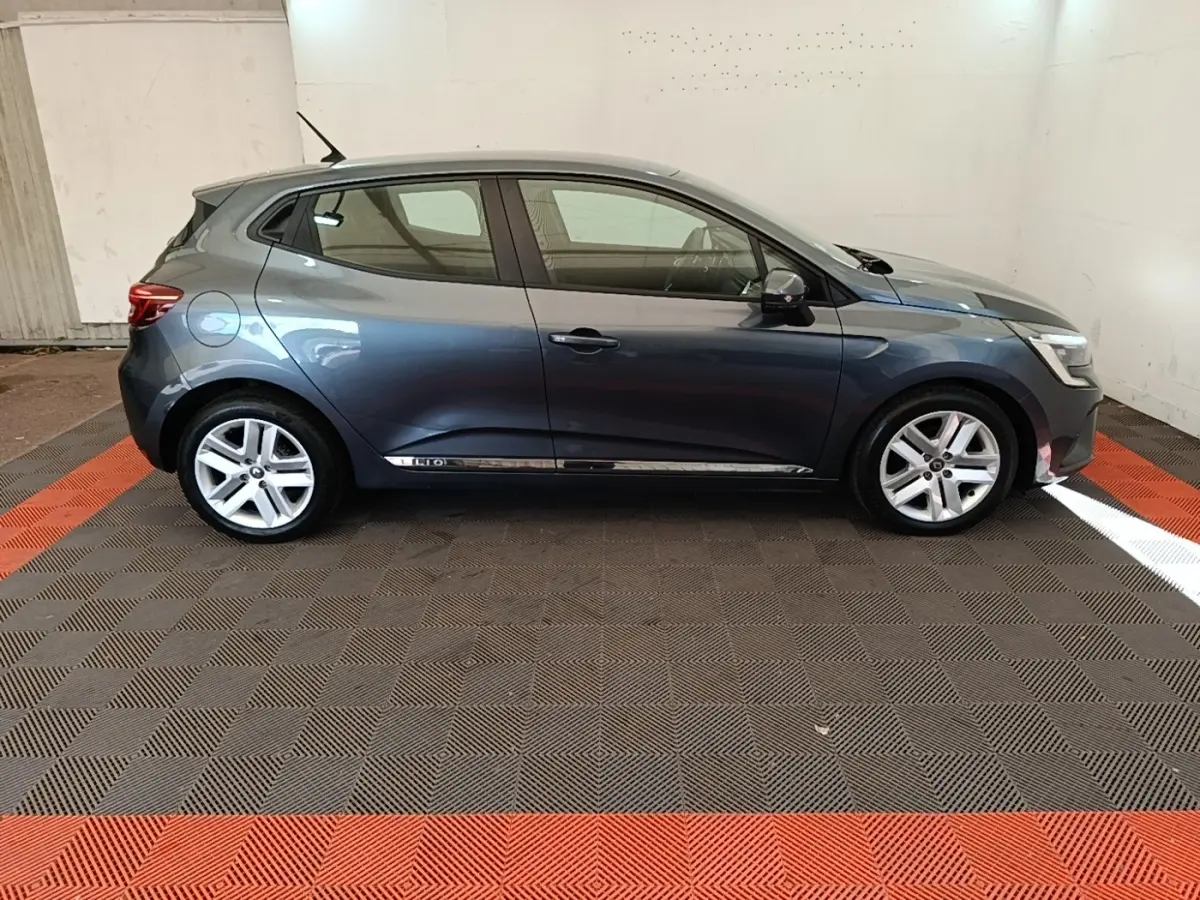 Profil droit d'une Renault Clio Business TCe 100 gris foncé, avec jantes alliage et poignées de porte intégrées.