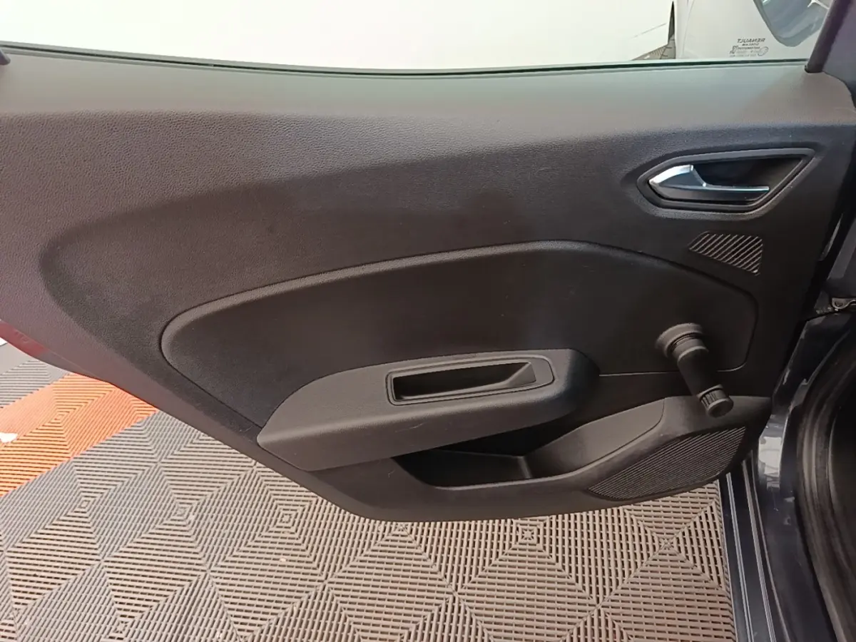 Vue intérieure de la porte arrière droite de la Renault Clio Business TCe 100 2021, avec poignée de vitre manuelle noire.