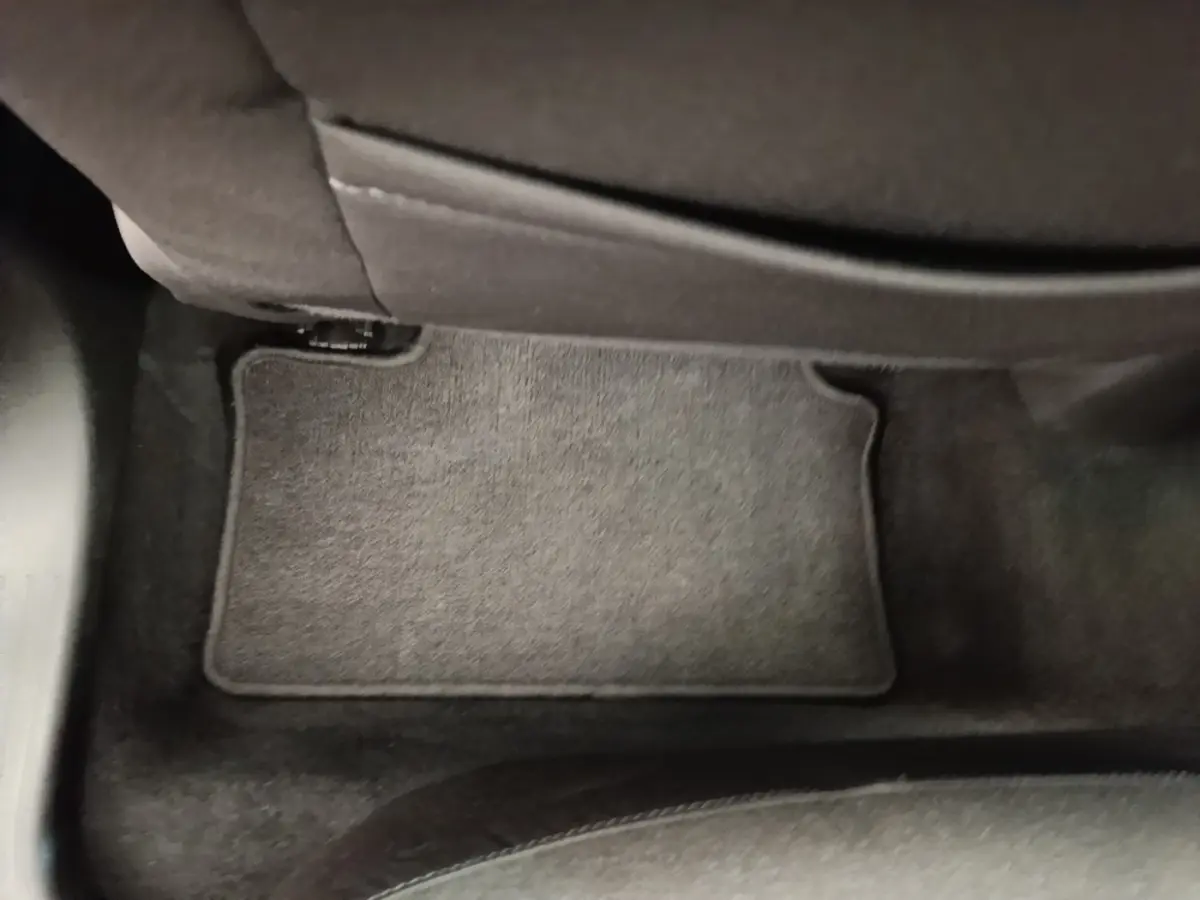 Vue rapprochée du sol gris foncé côté passager arrière de la Renault Clio Business TCe 100 de 2021.
