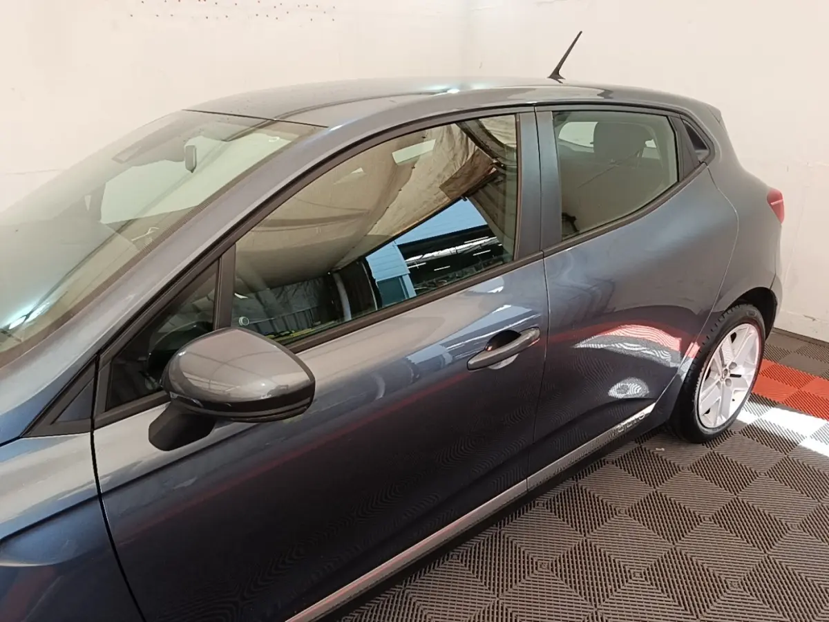 Renault Clio Business TCe 100 gris foncé vue de profil côté gauche, avec jantes alliage et rétroviseur assorti.