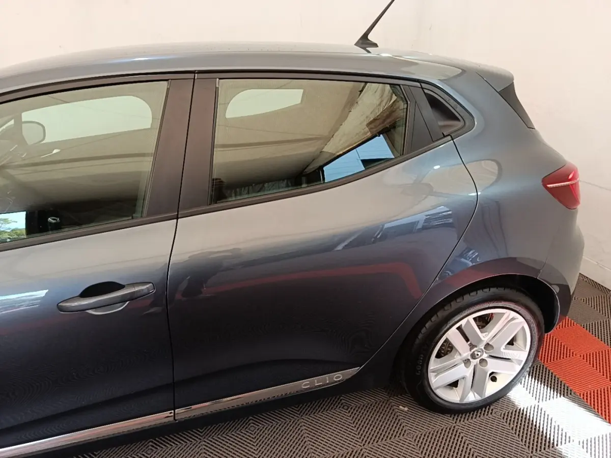 Vue latérale droite d'une Renault Clio Business TCe 100 gris foncé avec jantes alliage et poignées de porte intégrées.