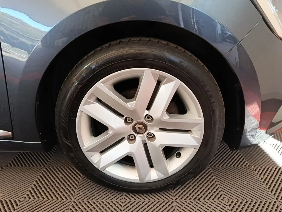 Gros plan sur la roue avant droite gris foncé d'une Renault Clio Business TCe 100 avec jante alliage à cinq branches.