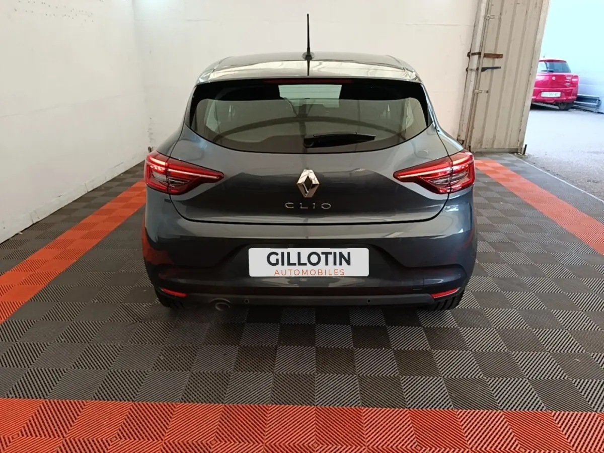 Vue arrière d'une Renault Clio Business TCe 100 gris foncé, avec feux LED et logo Renault bien visibles.