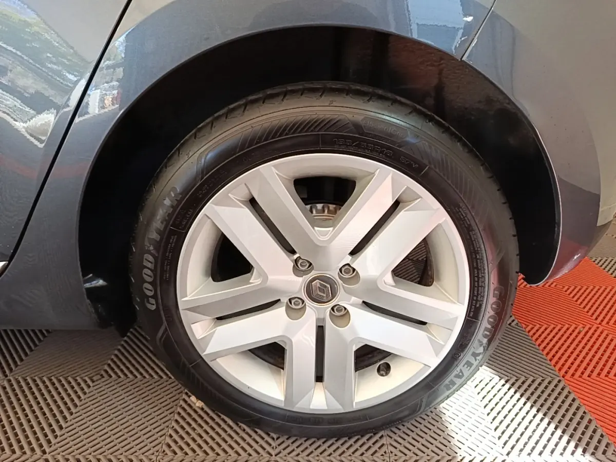 Gros plan sur la roue avant droite grise d'une Renault Clio Business TCe 100 avec jante alliage à cinq branches.