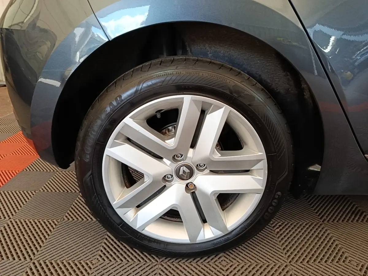 Gros plan sur la roue avant droite d'une Renault Clio Business TCe 100 gris foncé avec jante alliage distinctive.