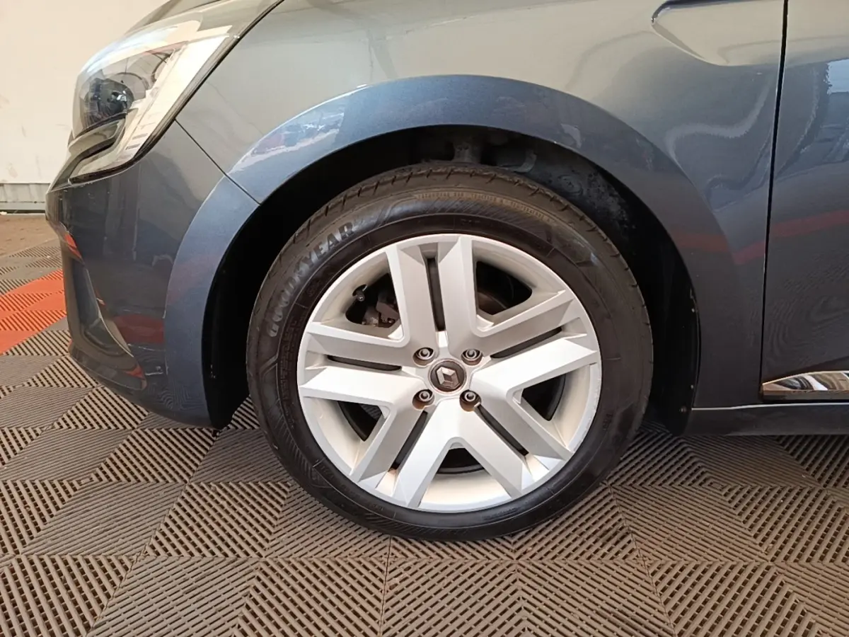 Gros plan sur la roue avant gauche d'une Renault Clio Business TCe 100 gris foncé avec jante alliage cinq branches.