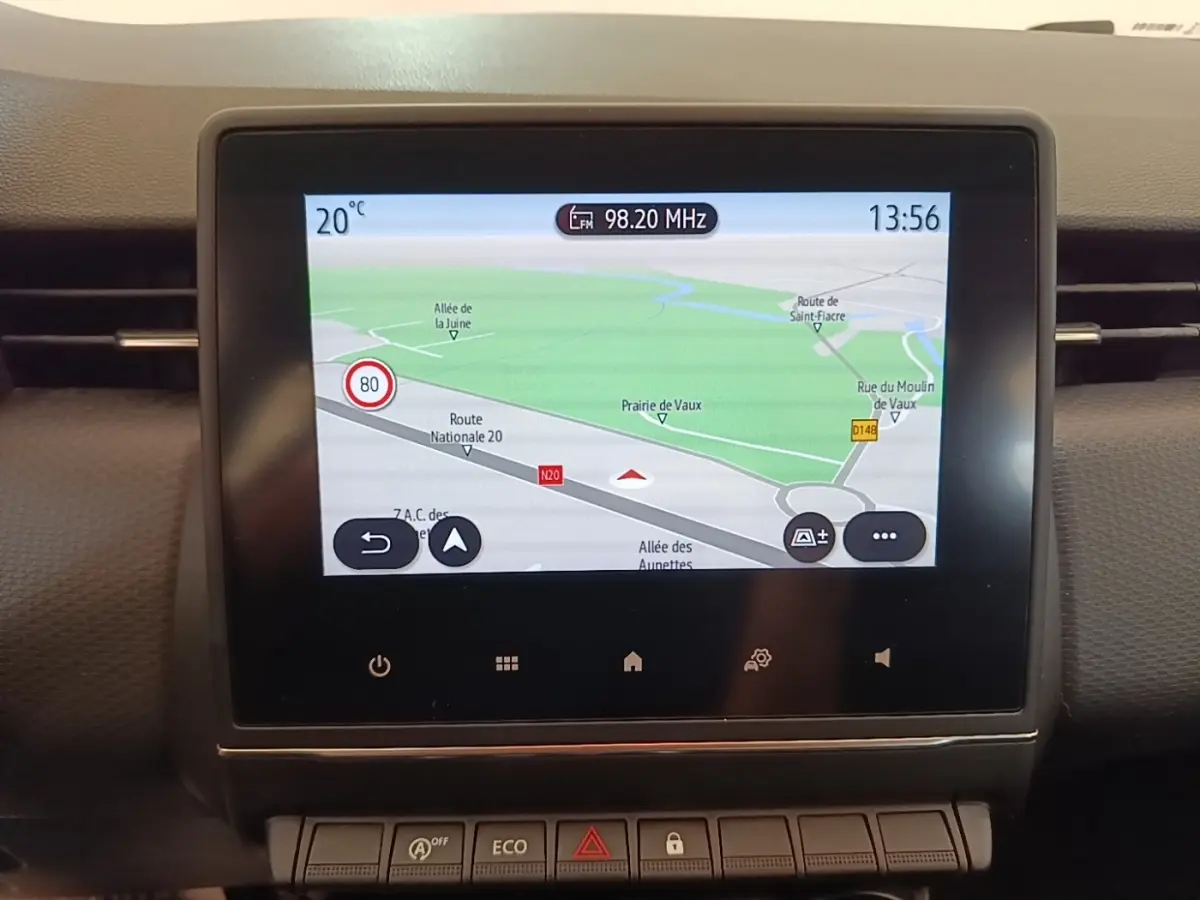Écran tactile de navigation 7 pouces affichant carte 3D dans le tableau de bord de la Renault Clio Business gris foncé.