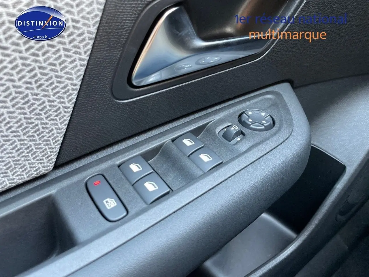 Gros plan sur la commande des vitres électriques côté conducteur de la Citroën C4 gris platinium 2024.