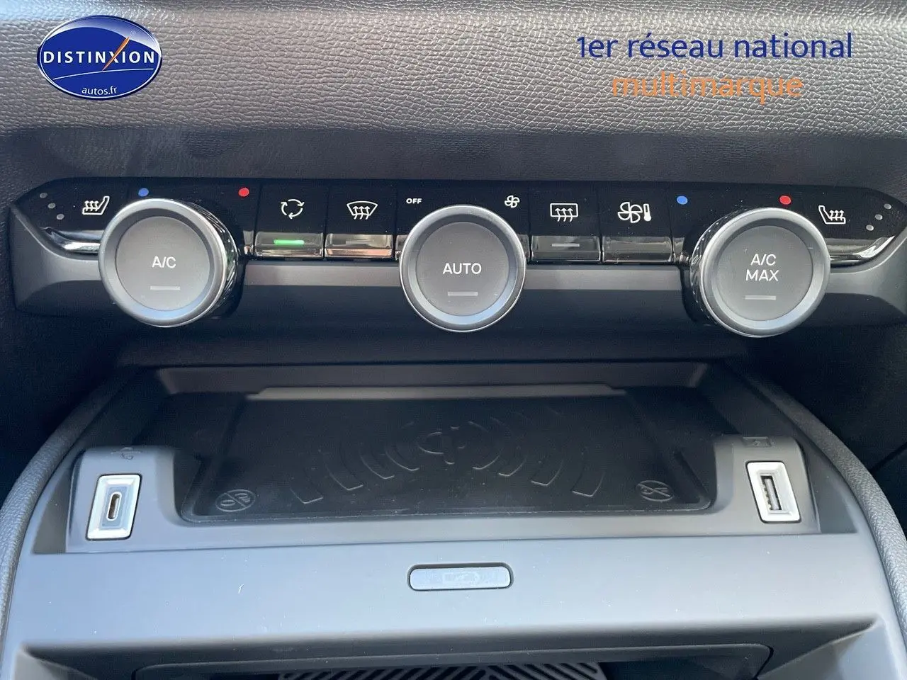 Vue rapprochée de la console centrale de la Citroën C4 2024, montrant les commandes de climatisation et ports USB.