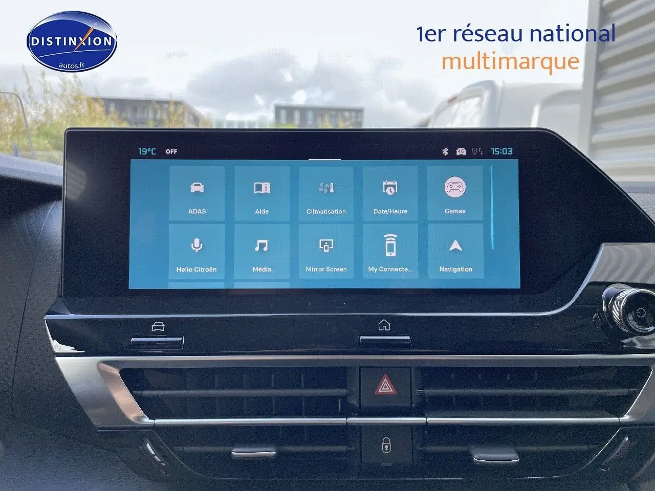 Écran tactile central allumé montrant les options multimédia et climatisation dans l'habitacle d'une Citroën C4 2024.