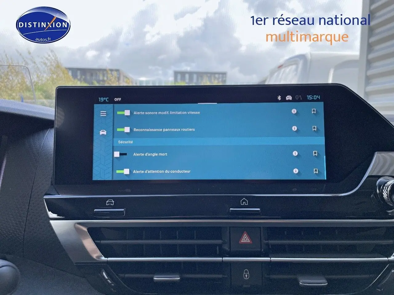 Écran tactile central du tableau de bord de la Citroën C4 2024 gris platinium, affichant les alertes de sécurité.