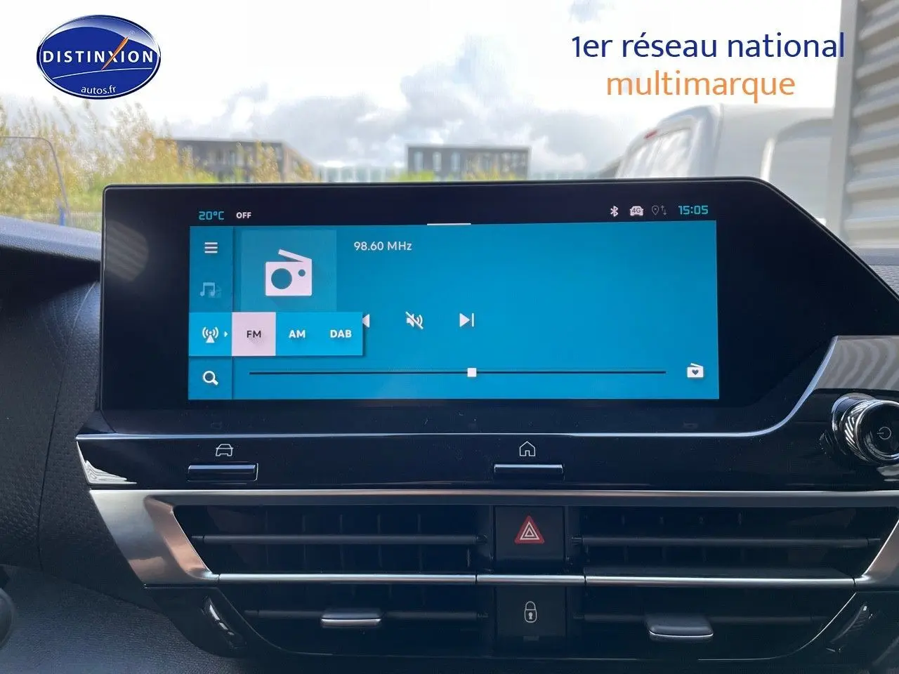 Vue intérieure du tableau de bord de la Citroën C4 2024 avec écran tactile radio et commandes centrales noires brillantes