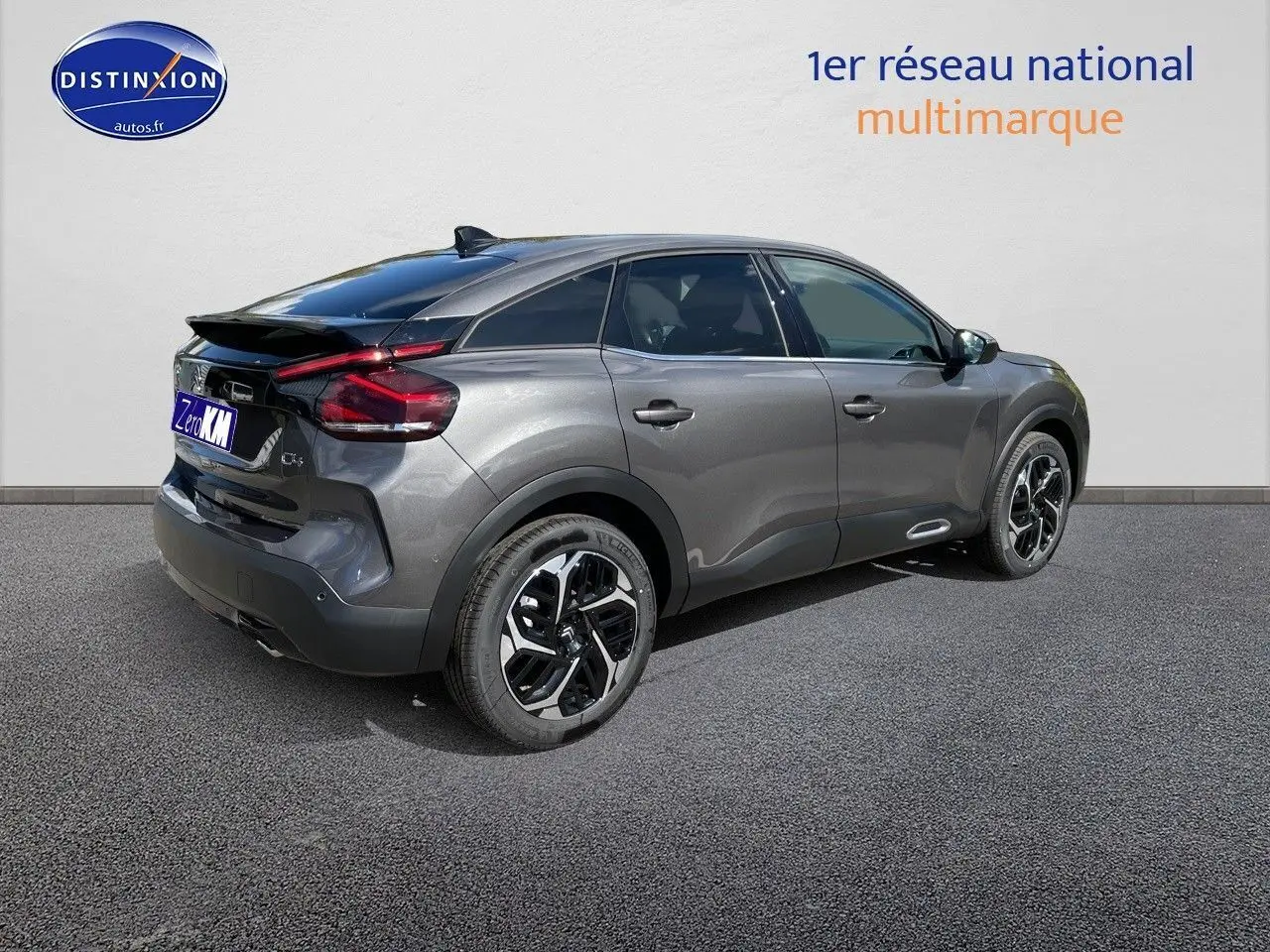 Citroën C4 gris platinium métal vue 3/4 arrière droit, avec jantes noires et toit noir contrasté.