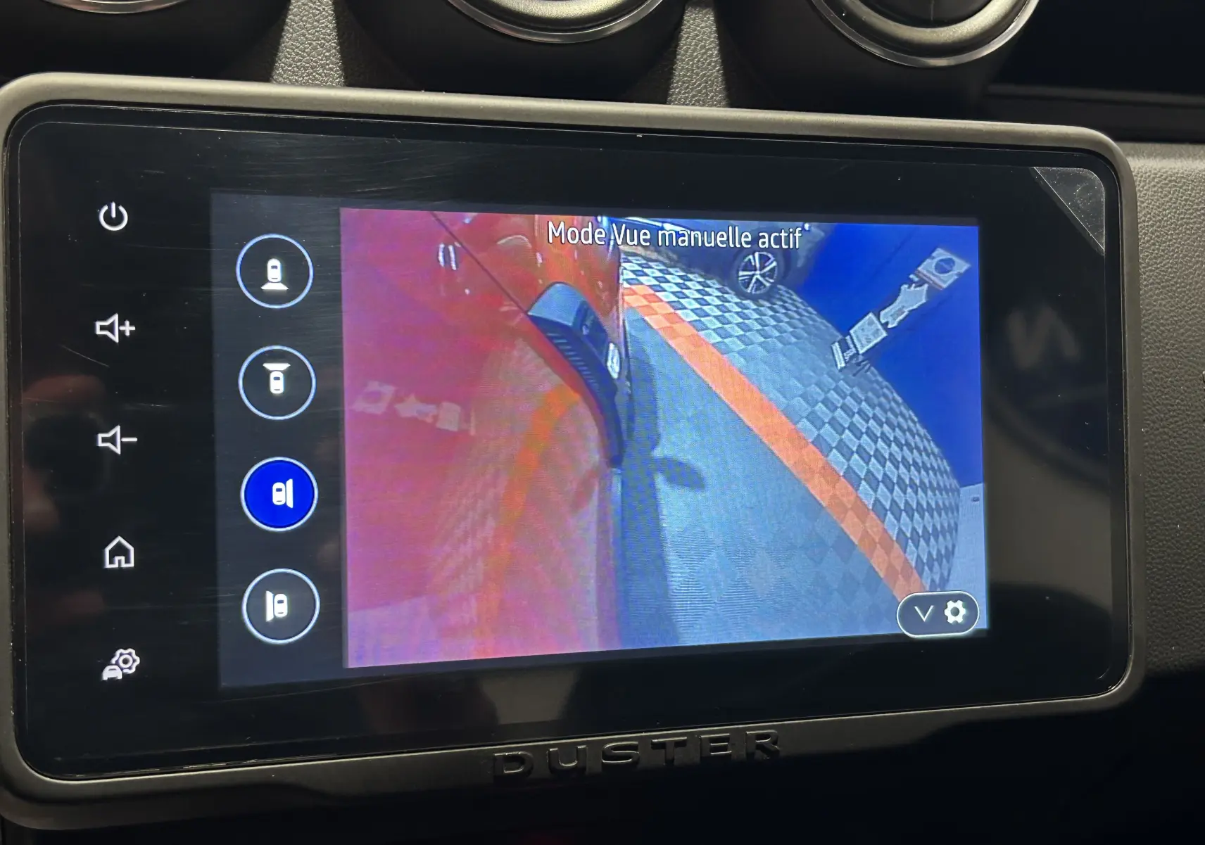 Écran tactile du Dacia Duster affichant la caméra 360 avec vue latérale du côté droit orange Arizona en stationnement.