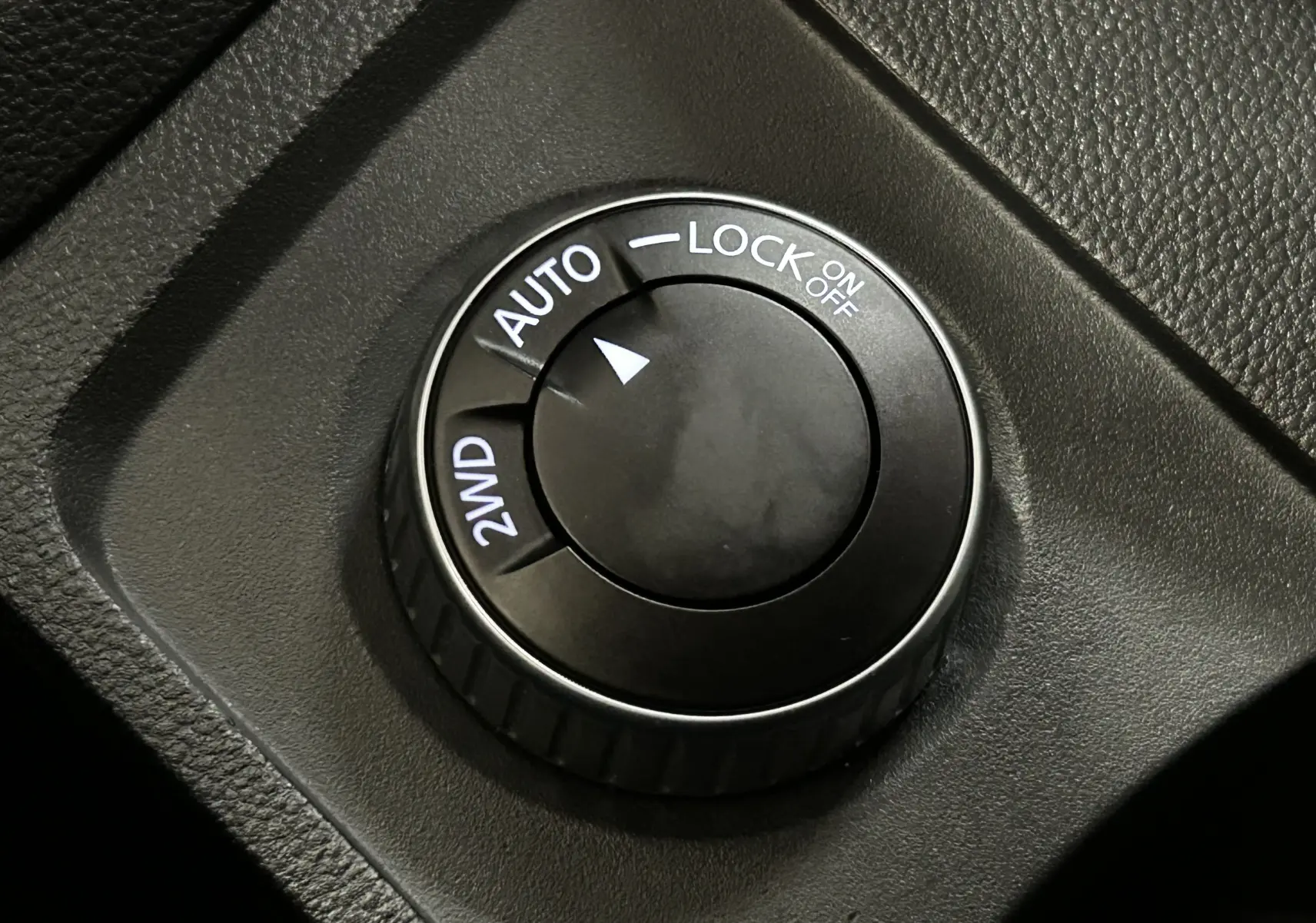 Gros plan sur le sélecteur de mode 4WD du Dacia Duster 2022, bouton noir avec options 2WD, Auto et Lock.