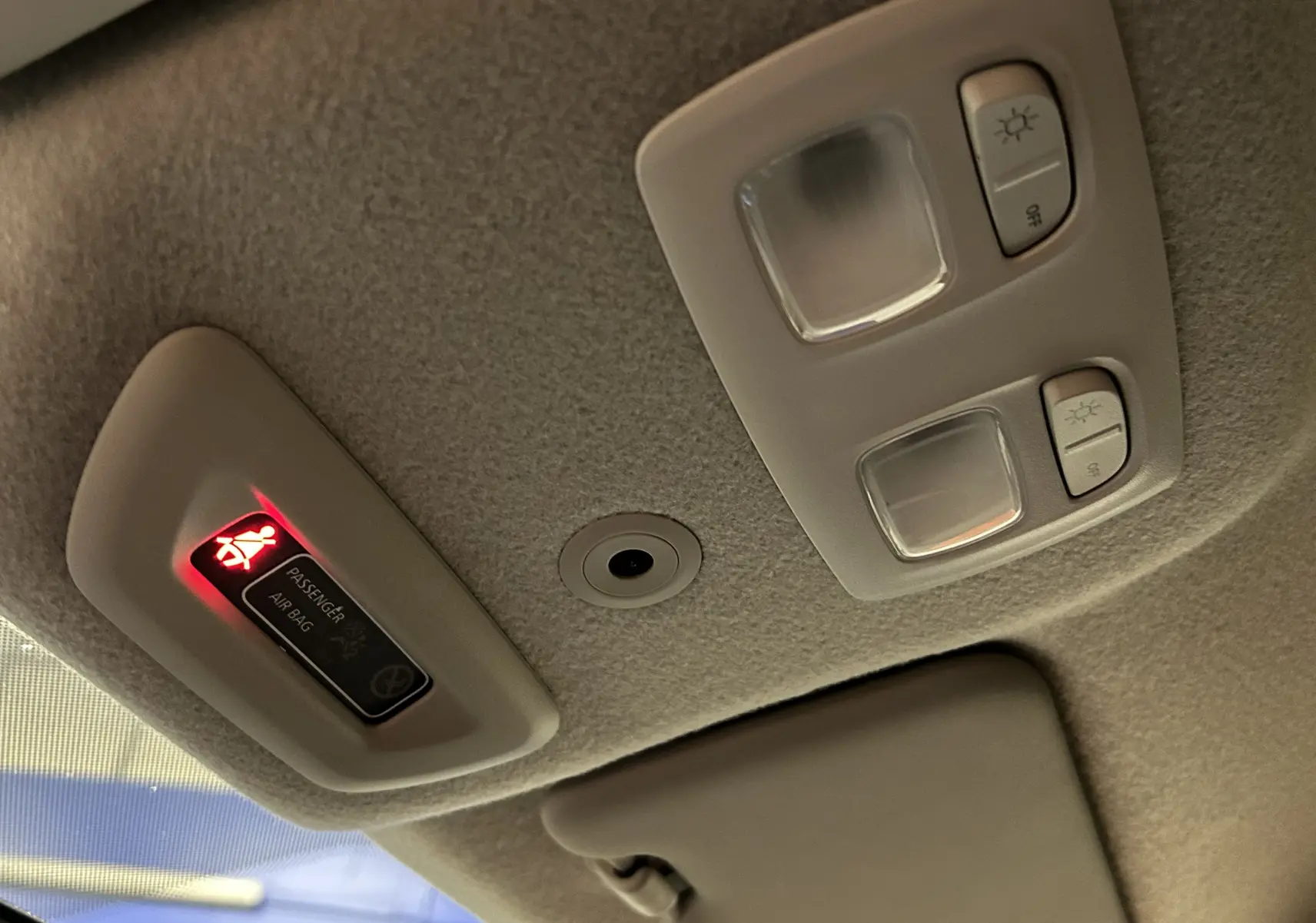 Plafonnier intérieur avec éclairages et témoin airbag passager allumé dans un Dacia Duster orange Arizona 2022