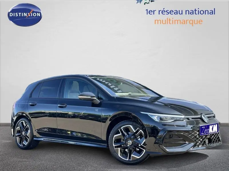 Volkswagen Golf 1.5 eTSI EVO2 R-Line noire vue de 3/4 avant droit avec jantes alliage distinctives.