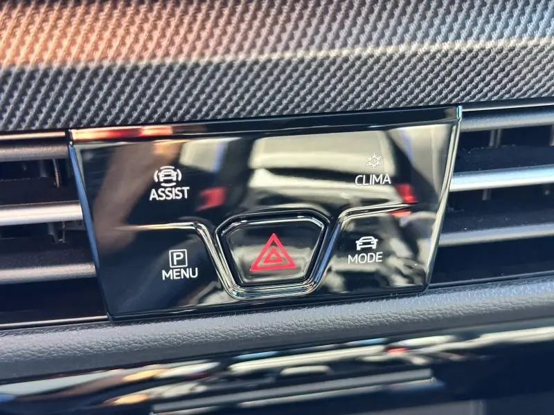 Gros plan sur les commandes centrales noires du tableau de bord de la Volkswagen Golf 1.5 eTSI R-Line Edition 2025.