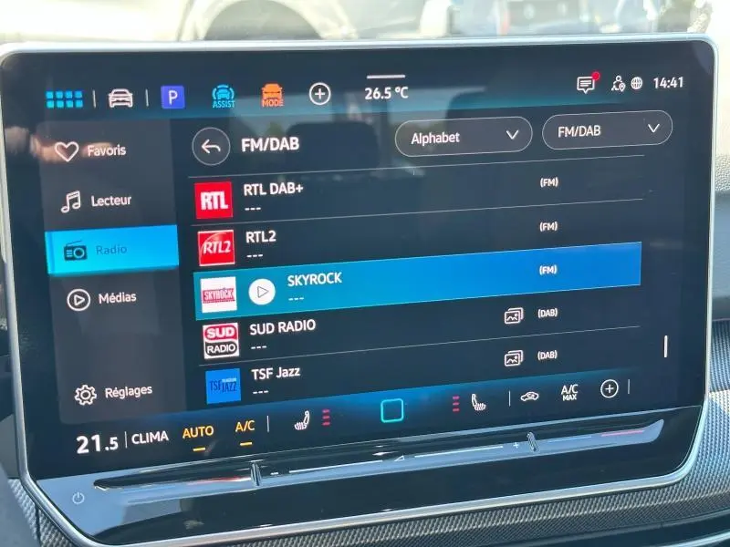 Écran tactile multimédia intérieur de Volkswagen Golf 1.5 eTSI R-Line 2025 affichant la liste des radios FM/DAB.