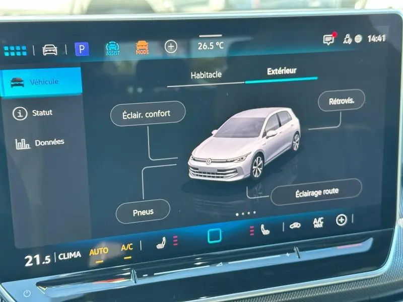 Écran tactile affichant une Volkswagen Golf 2025 blanche en 3/4 avant avec options d'éclairage et pneus visibles.