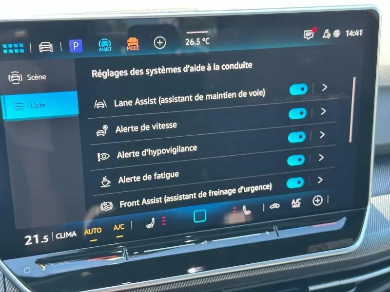 Écran tactile intérieur du Volkswagen Golf 2025 affichant les réglages des aides à la conduite avec interface moderne et claire.