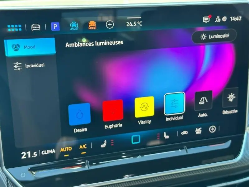 Écran tactile intérieur de la Volkswagen Golf 2025 noir, affichant les options d'ambiances lumineuses colorées.