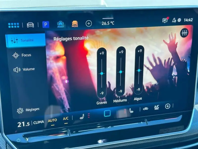 Écran tactile intérieur de la Volkswagen Golf 1.5 eTSI R-Line 2025 affichant les réglages audio avec ambiance concert colorée.