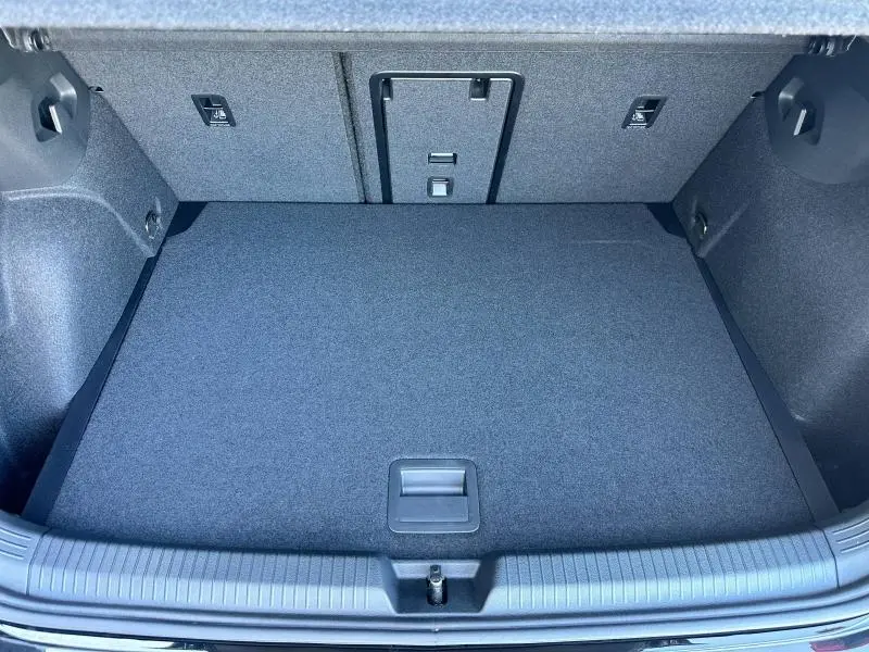 Coffre ouvert de la Volkswagen Golf 1.5 eTSI R-Line noir 2025, montrant un espace de chargement propre et bien fini.