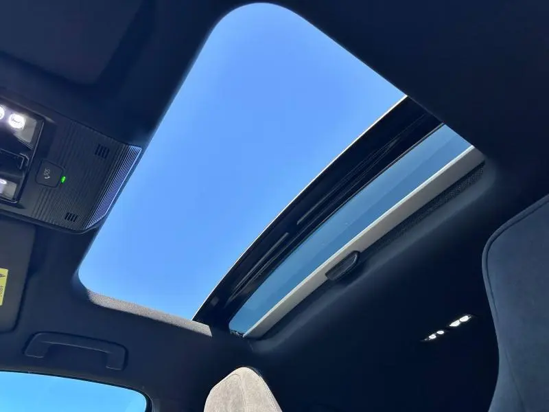 Toit ouvrant panoramique ouvert sur ciel bleu, intérieur noir de la Volkswagen Golf 1.5 eTSI R-Line Edition 2025.