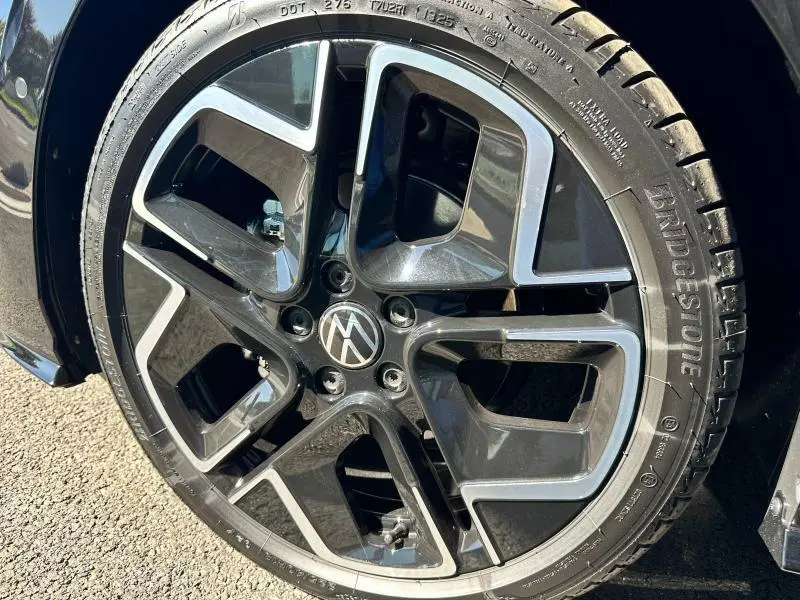 Gros plan sur la jante noire et argentée d'une Volkswagen Golf 1.5 eTSI R-Line Edition 2025, pneu Bridgestone visible.