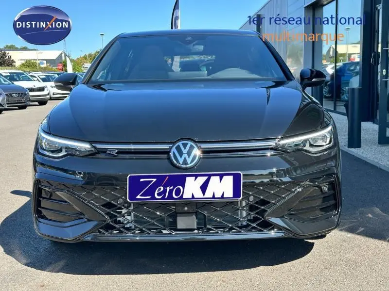 Vue frontale d'une Volkswagen Golf noire 2025 R-Line Edition avec calandre et phares LED distinctifs.