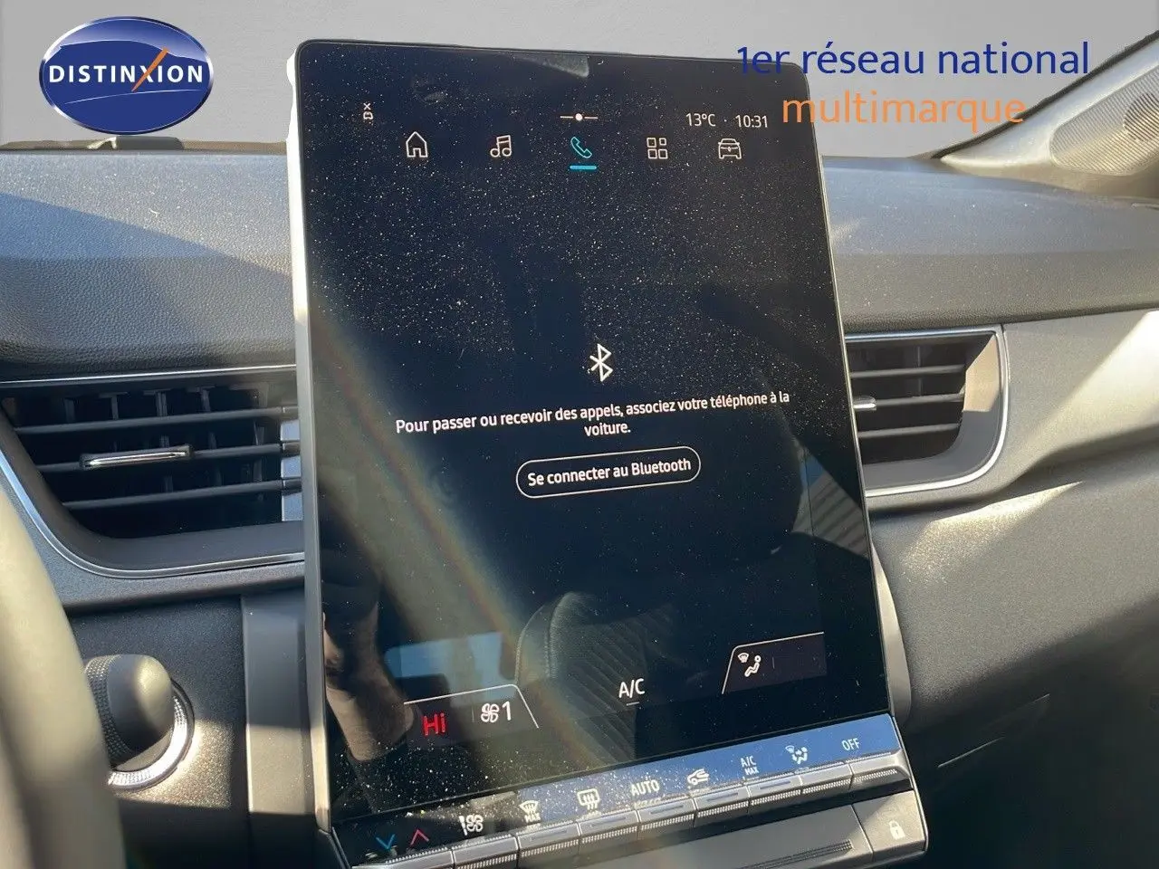Écran tactile central du tableau de bord du Renault Captur E-Tech gris Rafale, affichant la connexion Bluetooth
