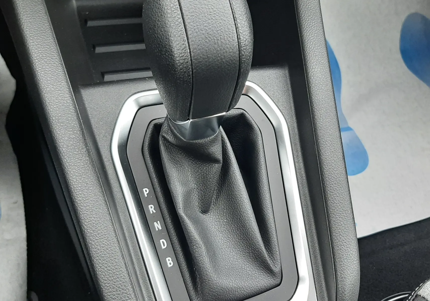 Le levier de vitesse automatique noir de la Renault Clio V E-Tech hybride, vu en gros plan intérieur.