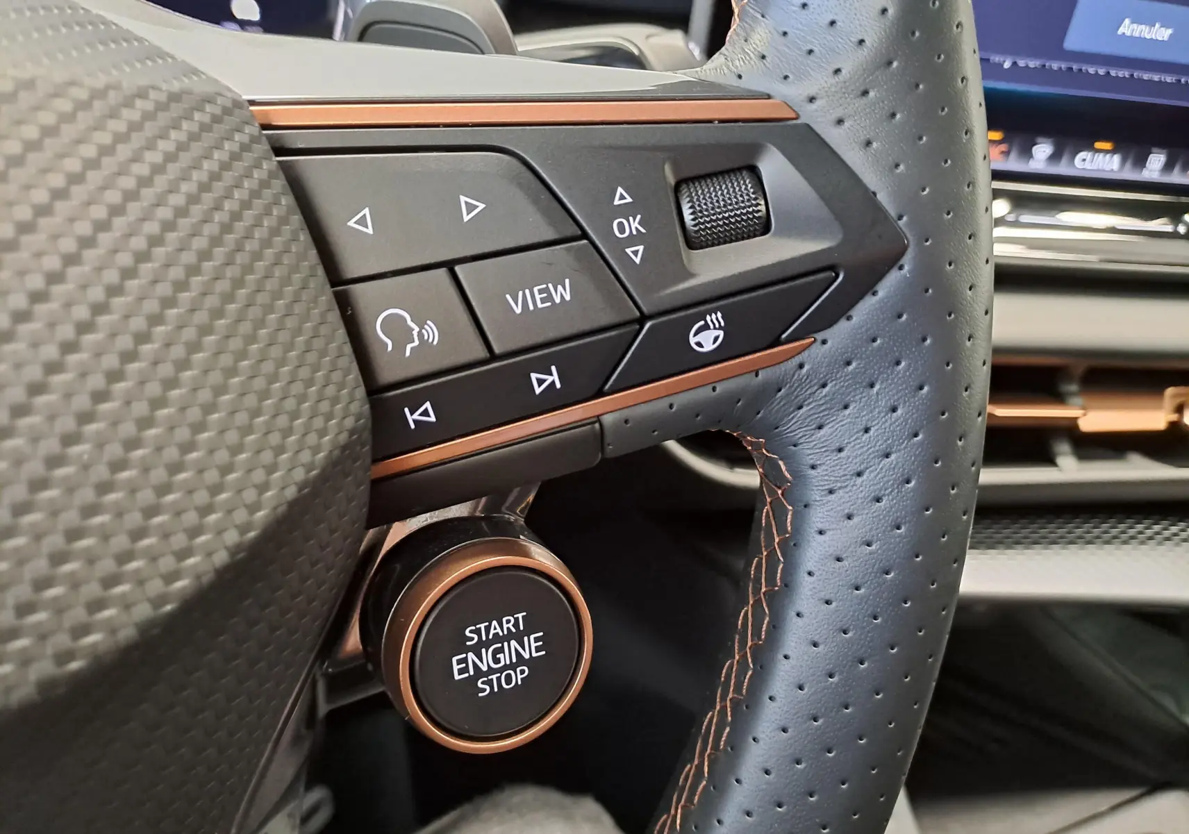 Gros plan sur le volant perforé avec commandes intégrées et bouton Start Engine Stop du CUPRA TERRAMAR 2025.