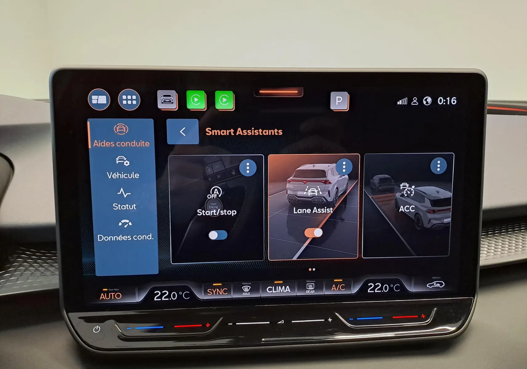 Écran tactile intérieur affichant les aides à la conduite du CUPRA TERRAMAR, interface moderne et claire.