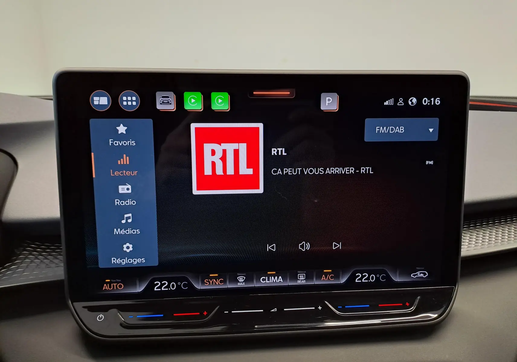 Écran tactile central de la CUPRA TERRAMAR 2025 affichant la radio RTL, avec commandes climatisation à 22°C visibles en bas.