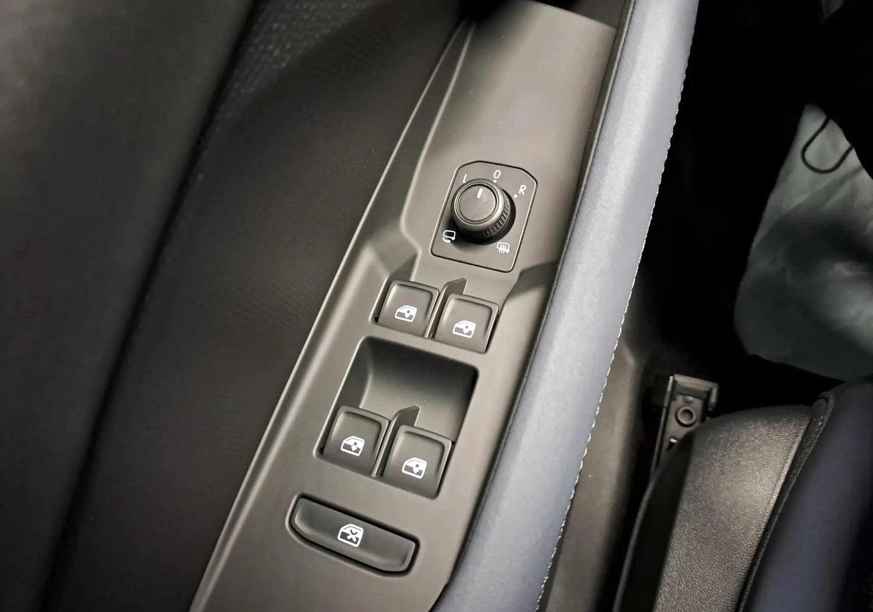 Gros plan sur les commandes des vitres et rétroviseurs côté conducteur du CUPRA TERRAMAR 2025, finition noire.