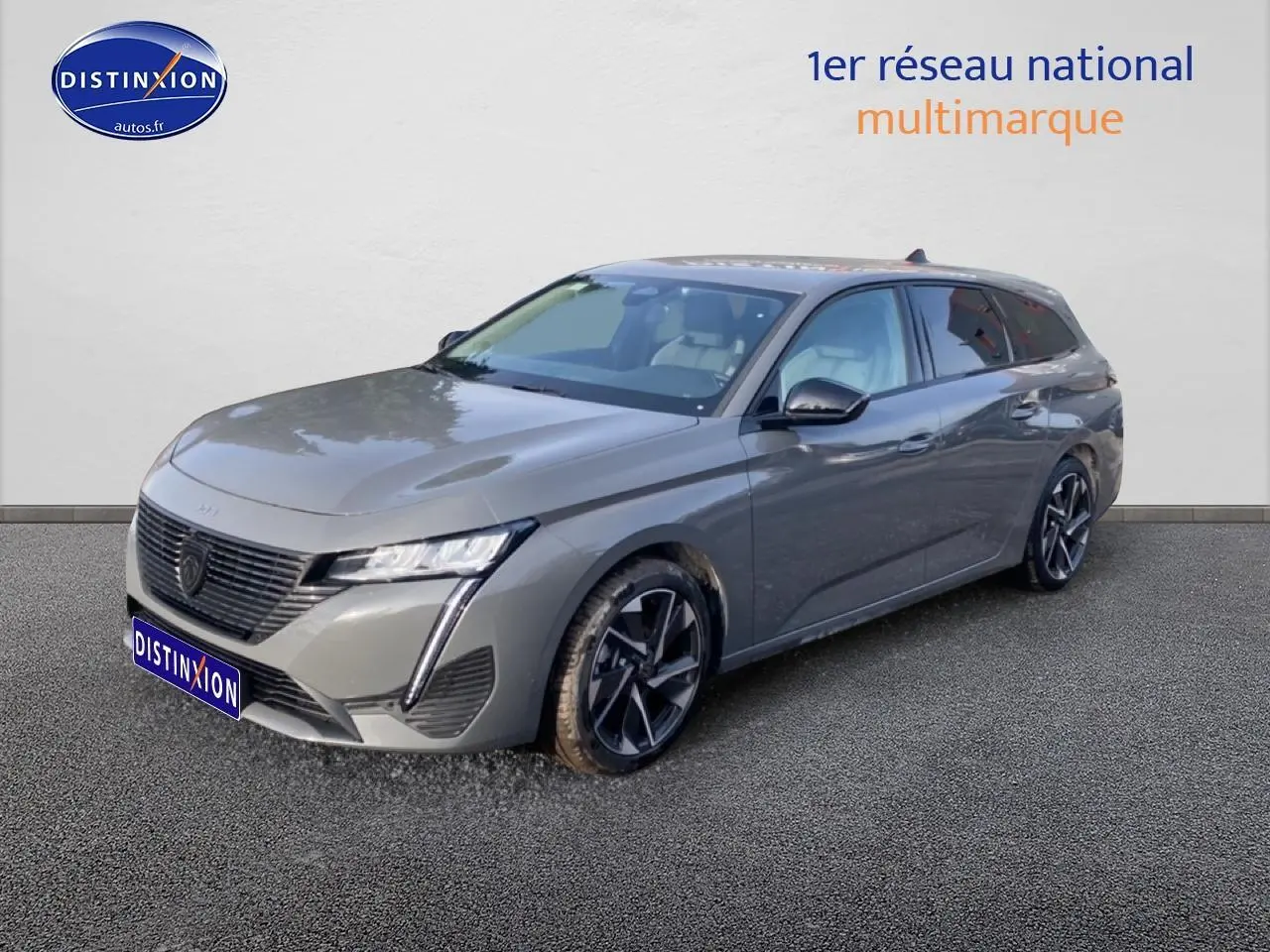 Peugeot 308 SW gris sellenium vue 3/4 avant droit avec jantes alliage et phares LED distinctifs.