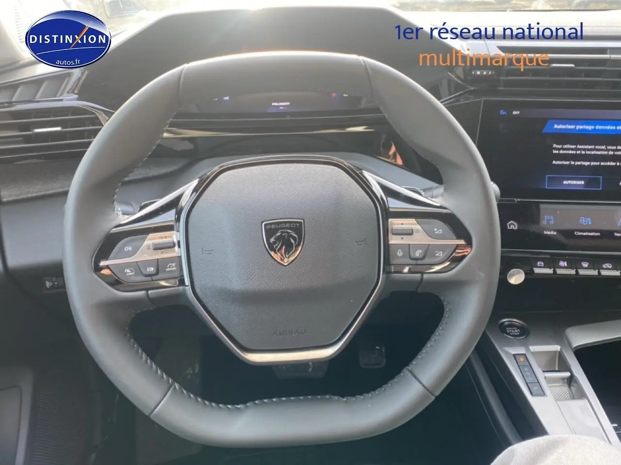 Vue rapprochée du volant multifonction de la Peugeot 308 SW 2025 avec tableau de bord et écran tactile.