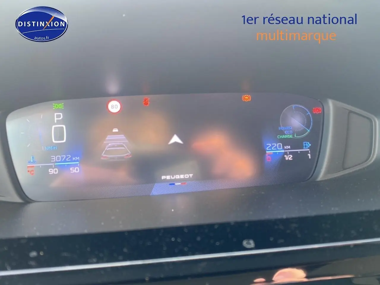 Affichage numérique du tableau de bord de la Peugeot 308 SW gris sellenium, montrant la vitesse et l'autonomie.