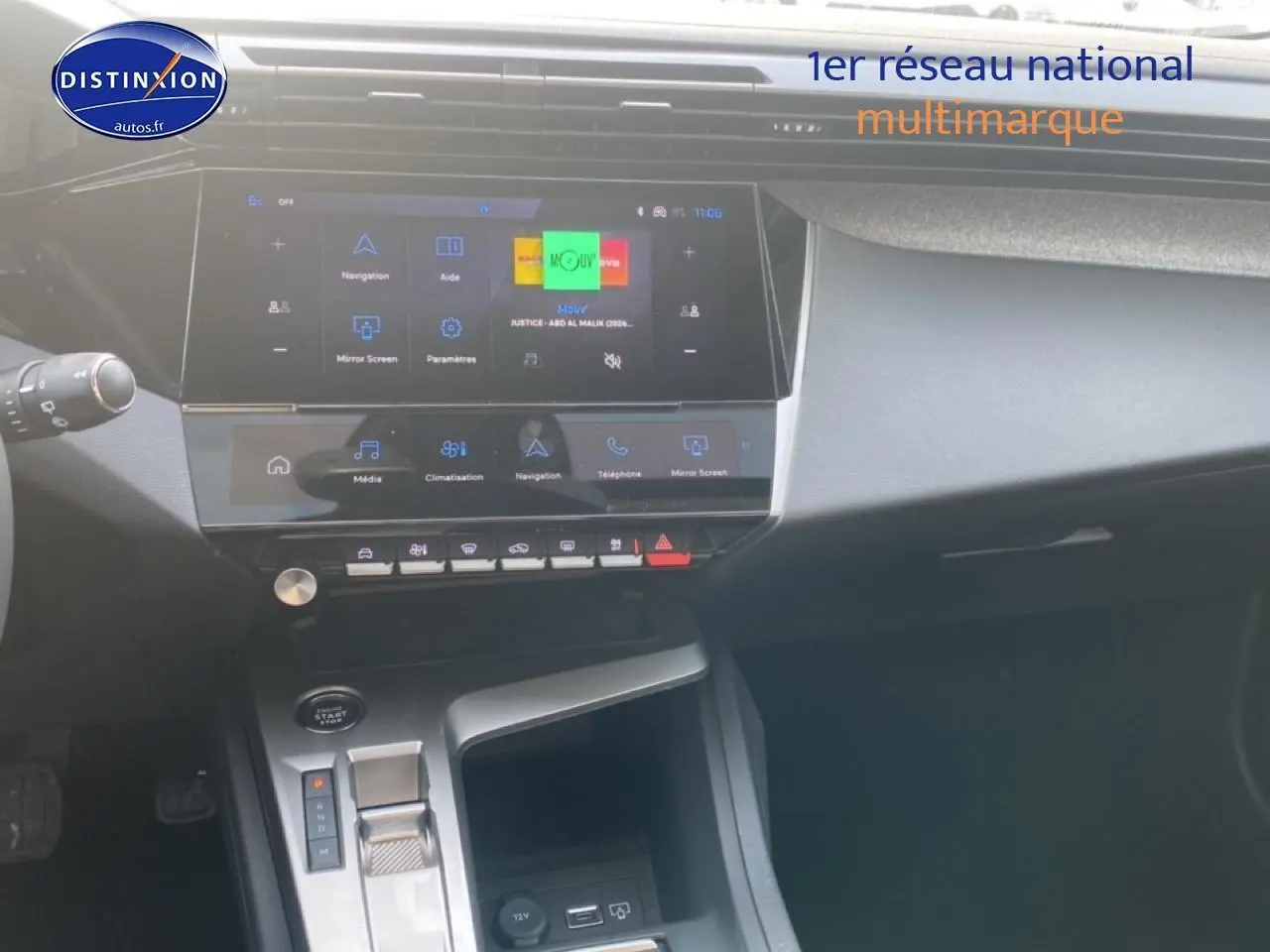 Vue intérieure centrée sur la console centrale et l'écran tactile du Peugeot 308 SW gris sélénite, version 2025.