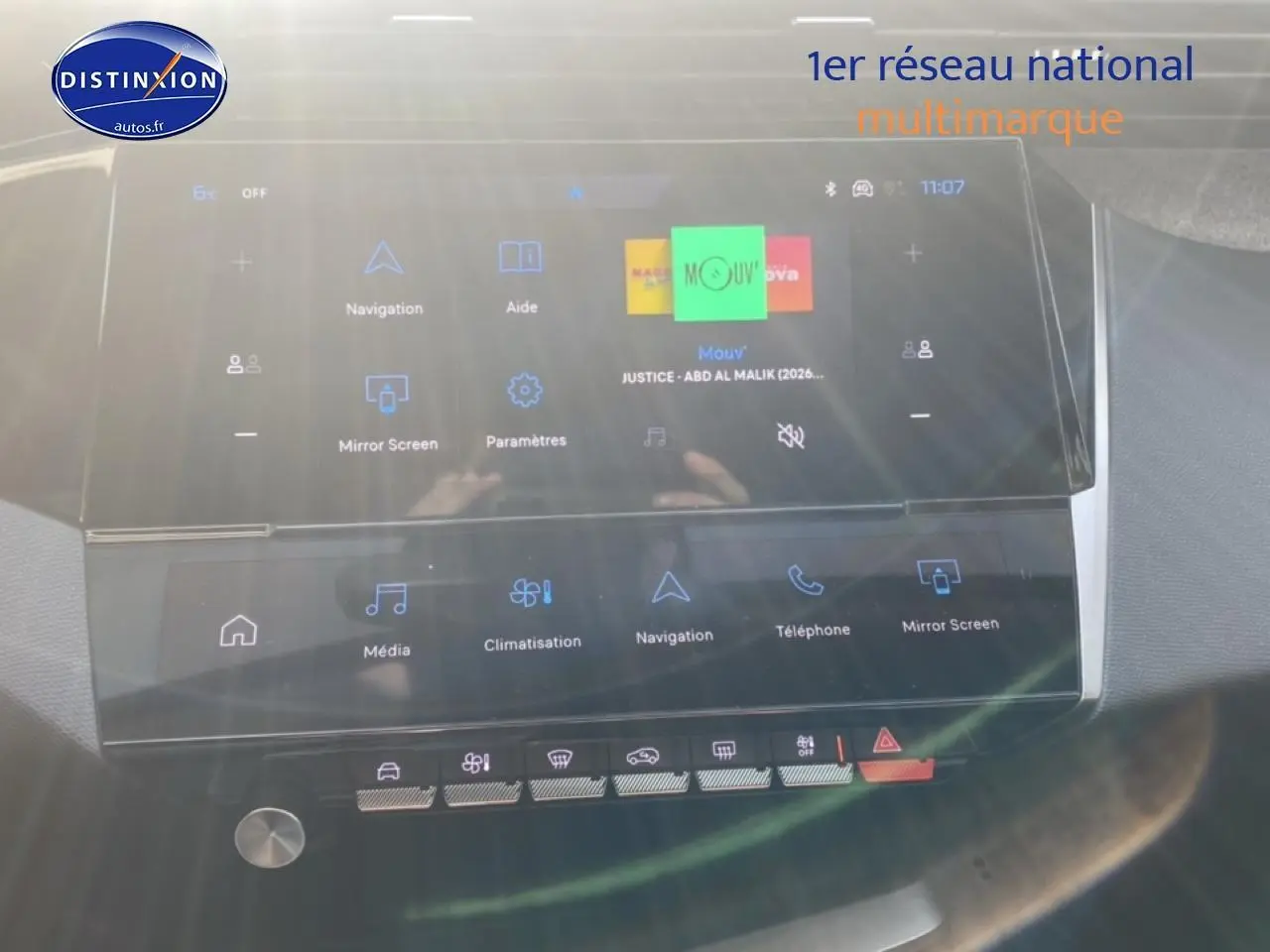 Vue intérieure du tableau de bord tactile de la Peugeot 308 SW 1.2 hybrid 145 allure gris sélénite, affichant les commandes multimédia.