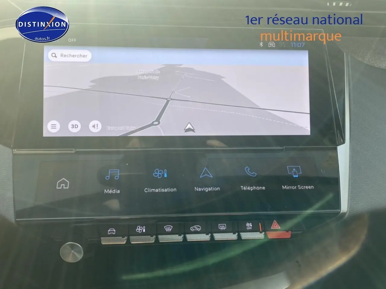 Vue rapprochée de l'écran tactile central du Peugeot 308 SW gris sélénite, affichant la navigation.